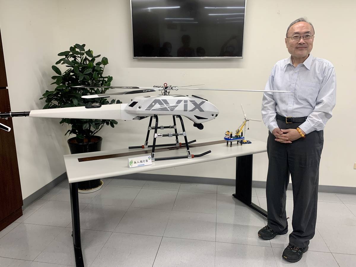 環保署環境督察總隊副總隊長姜祖農介紹無人機使用成效。