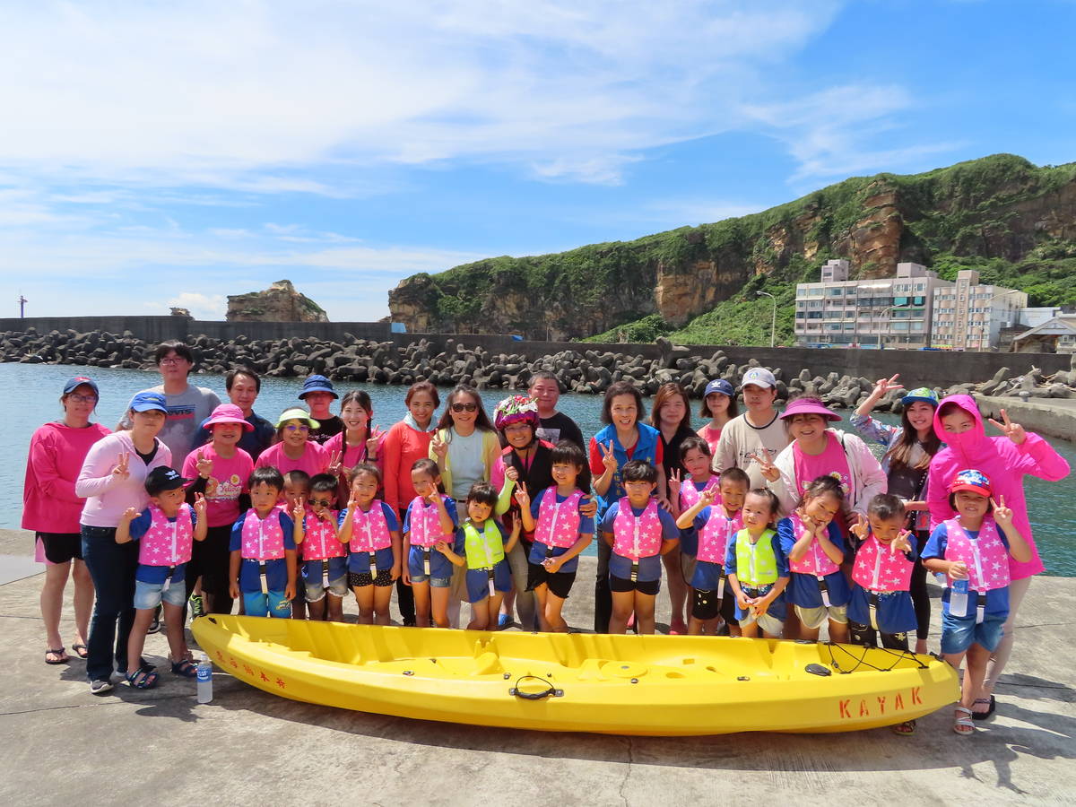 野柳國小附設幼兒園在野柳海王星碼頭舉辦親子獨木舟海洋環保體驗活動。