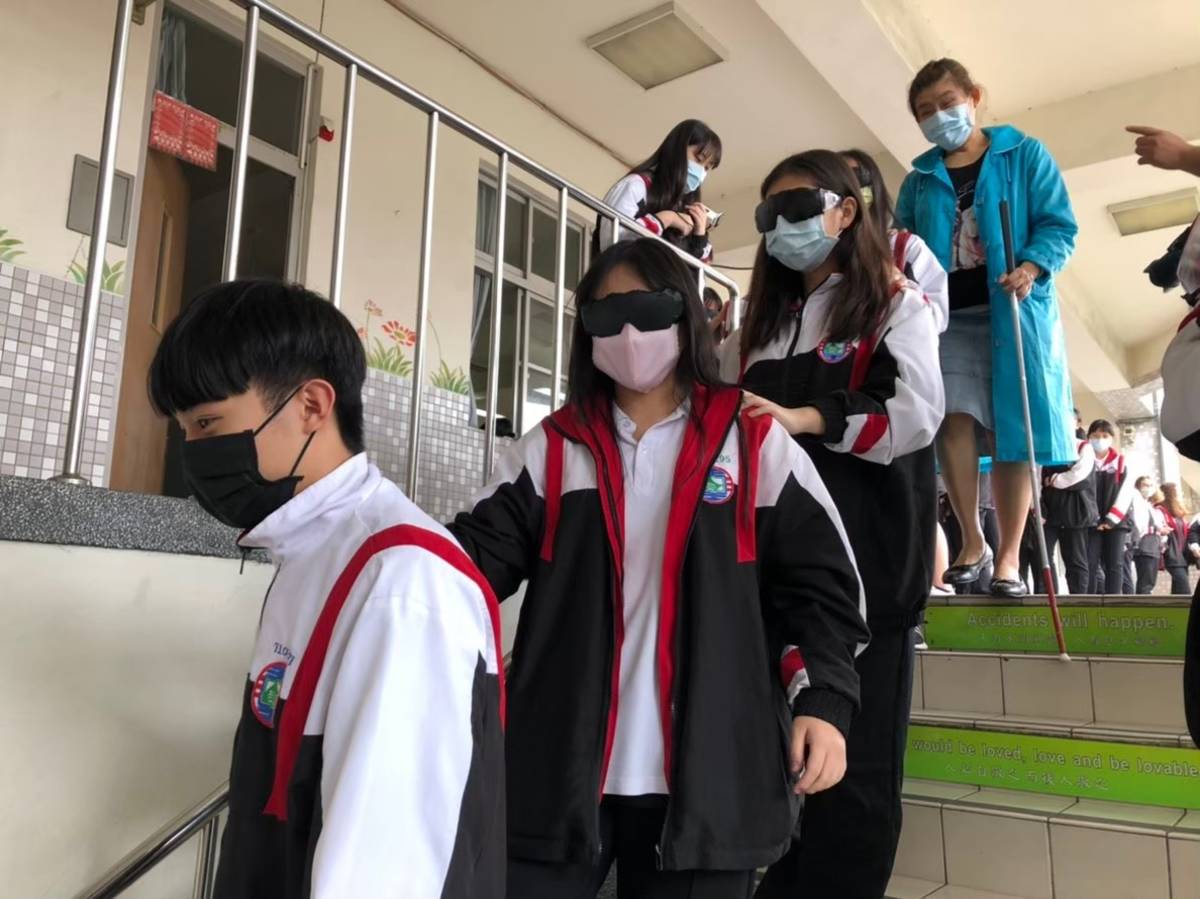 三重高中辦理視障體驗，以蒙眼走下階梯。