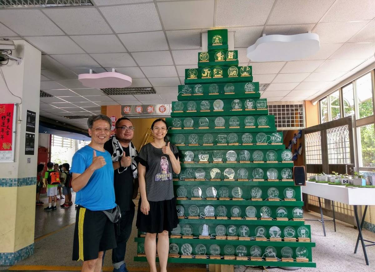 興隆國小畢業美展由陳建光(左一)、温騏華(中)與林小玄老師帶領學生完成整合藝術及科技的作品