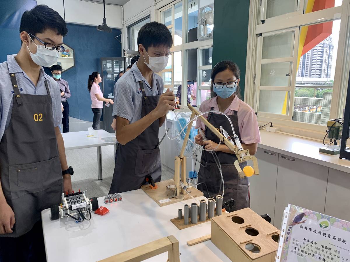 新泰國中陳睿穎同學對於生活科技一直都很有興趣，感謝有D.School的協助，讓他能順利完成夢想。
