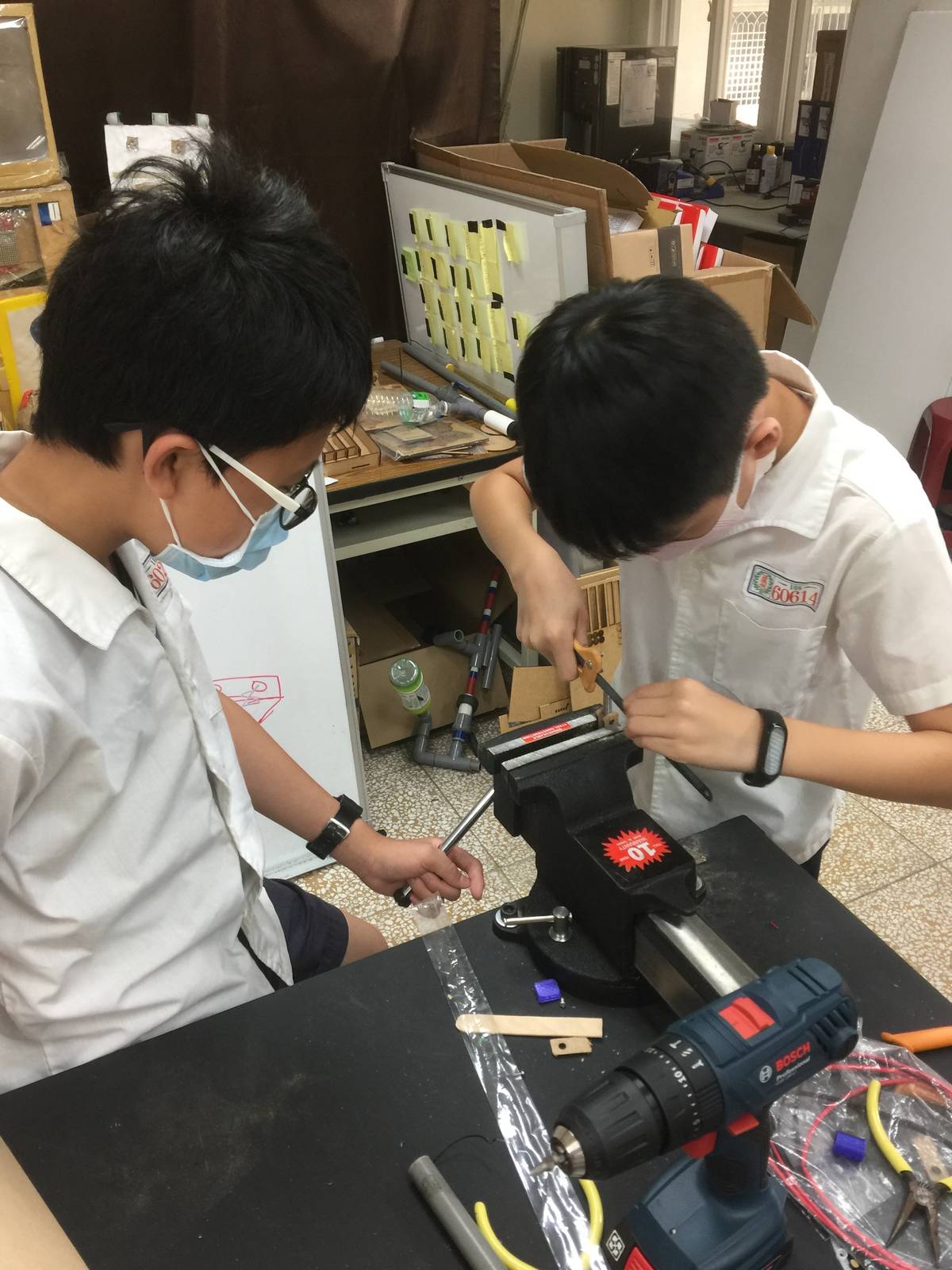 蘆洲國小機電整合科技小農獲得銀牌鋸子鋸螺桿。