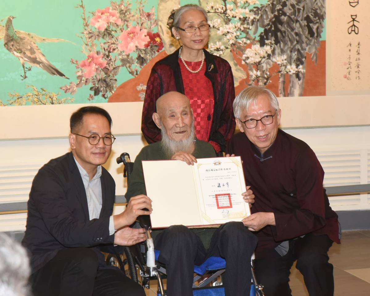 國父紀念館梁永斐館長(右)及文化部彭俊亨政務次長(左)致贈感謝狀予藝術家杜簦吟老師