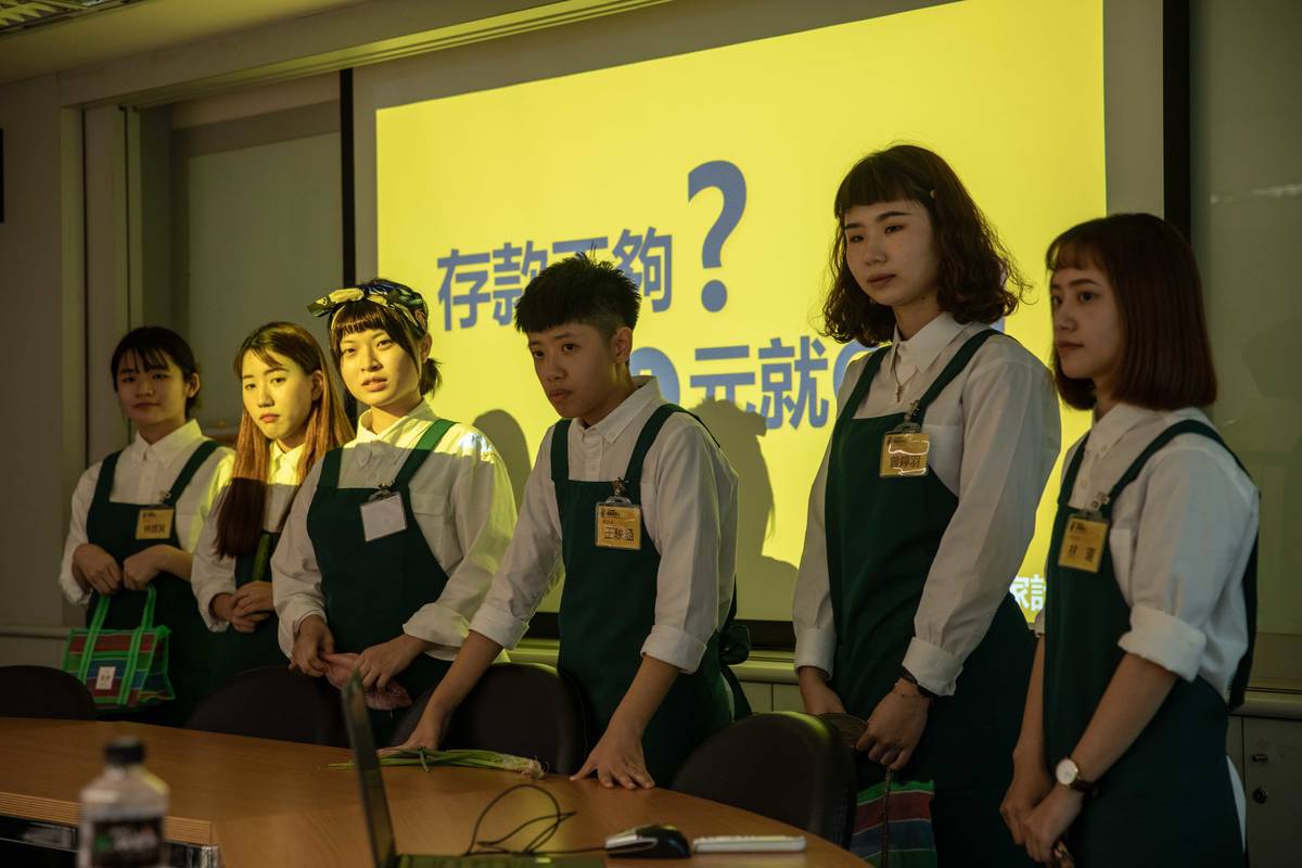 參賽同學用心打扮成月嫂爭取團隊加分機會。