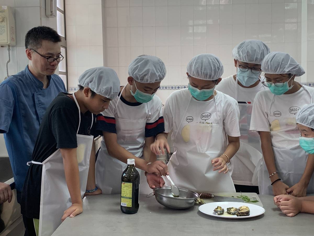 學生也學習到選擇合宜新鮮的海產，健康烹調、吃在地、食當季，讓海洋永續存本。