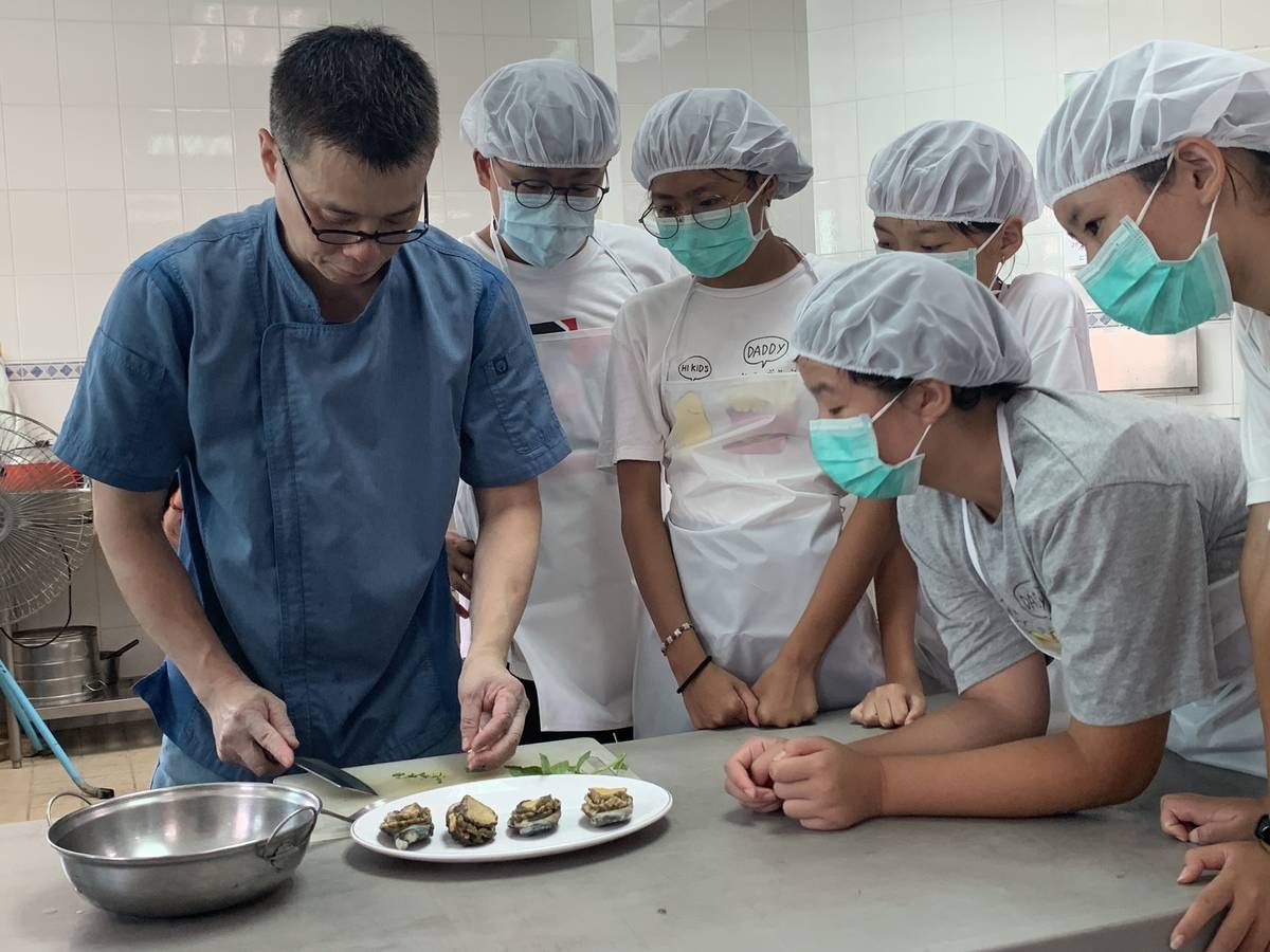 林郁年主廚都親自到野柳國小指導畢業生料理海洋謝師宴。