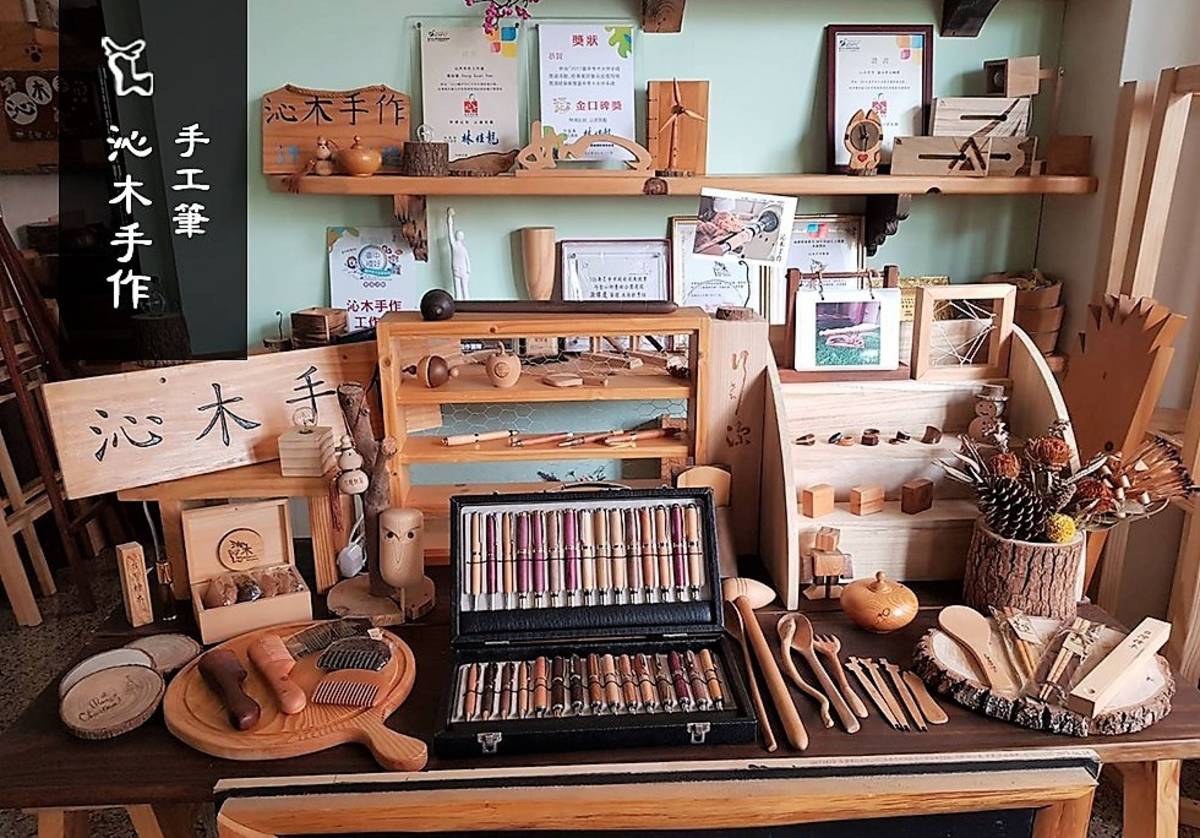 沁木手作專門做各種手工筆和客製化木製產品(圖片來源：沁木手作臉書)