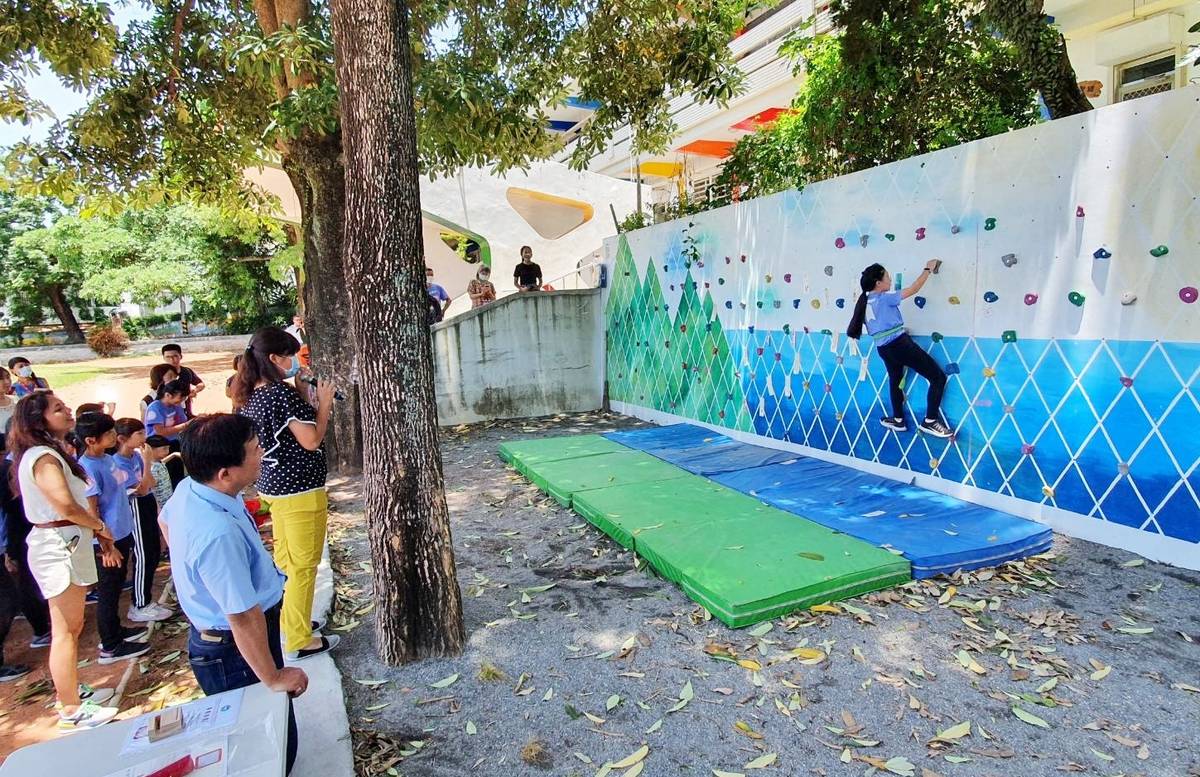三和走讀學堂實驗小學畢業典禮別出心裁，無論國小或幼兒園畢業生都須通過攀岩挑戰才能領取畢業證書。