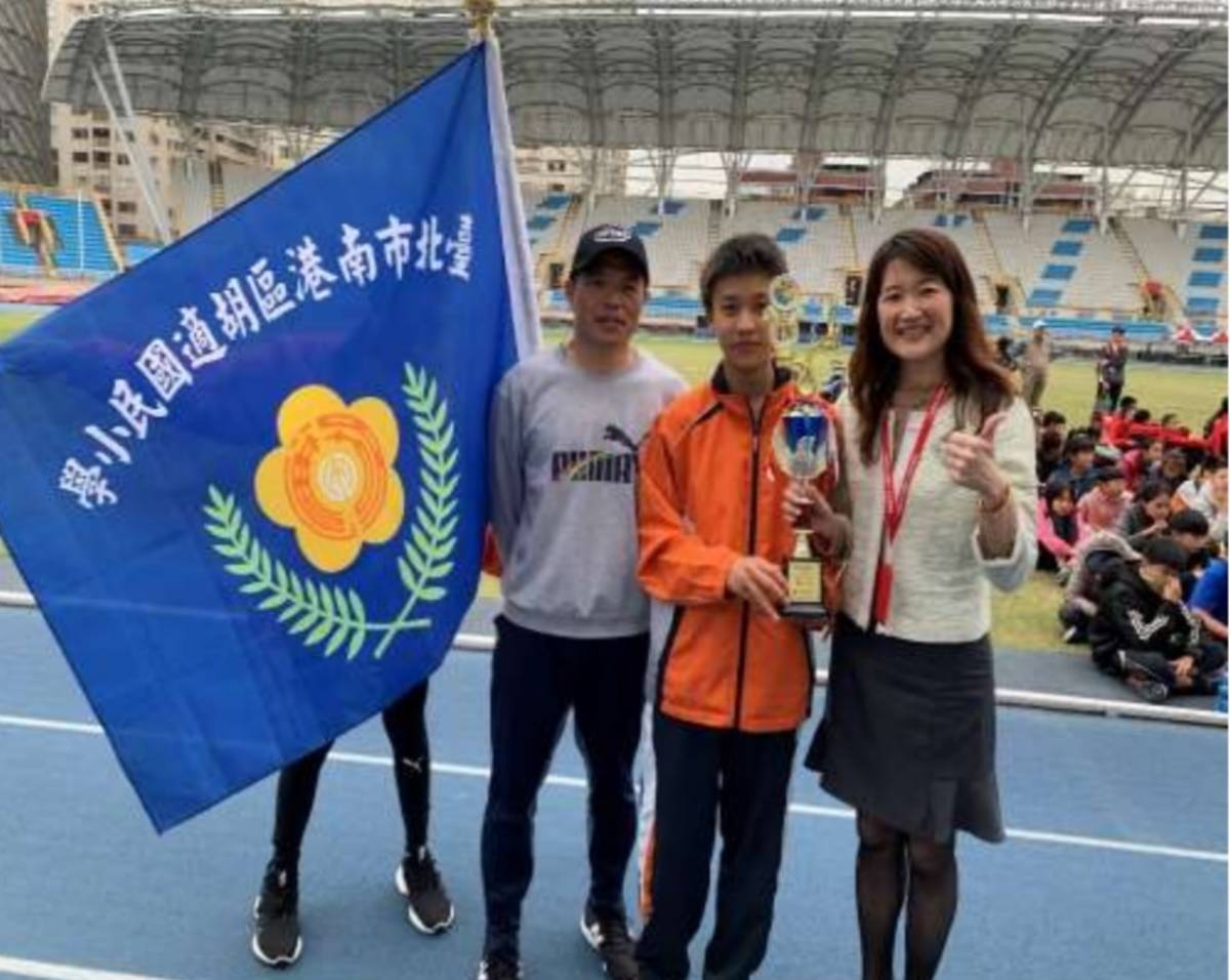  胡適國小陳厚蓊同學在體育、美術及音樂上都有傑出表現