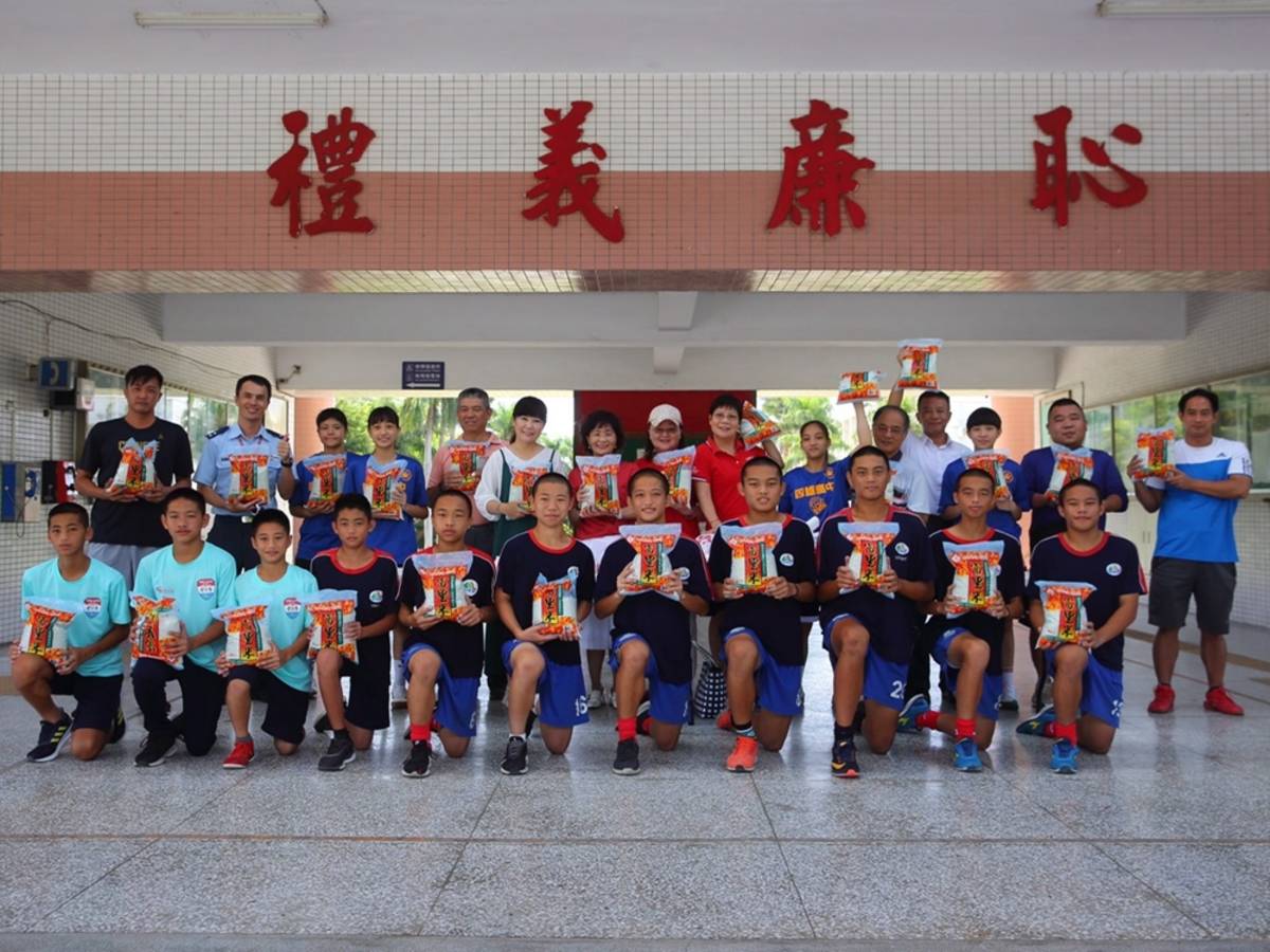 小小愛心送米進美崙國中