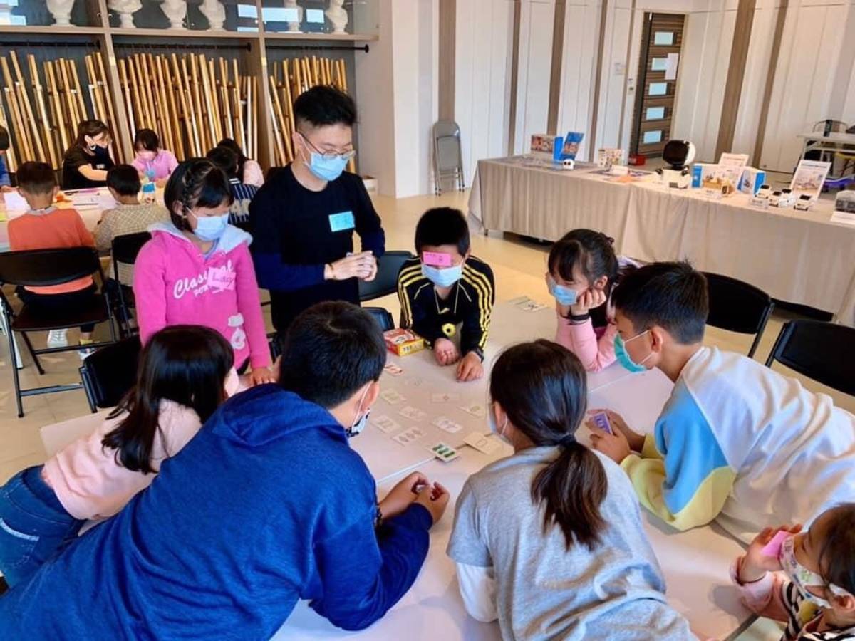 桃園市政府為了推動校園智慧教學與AI人才養成，提升學生運算思維，讓程式教育能夠往下紮根，除養成學生撰寫程式所需的思維基礎，也可運用於所有學科。