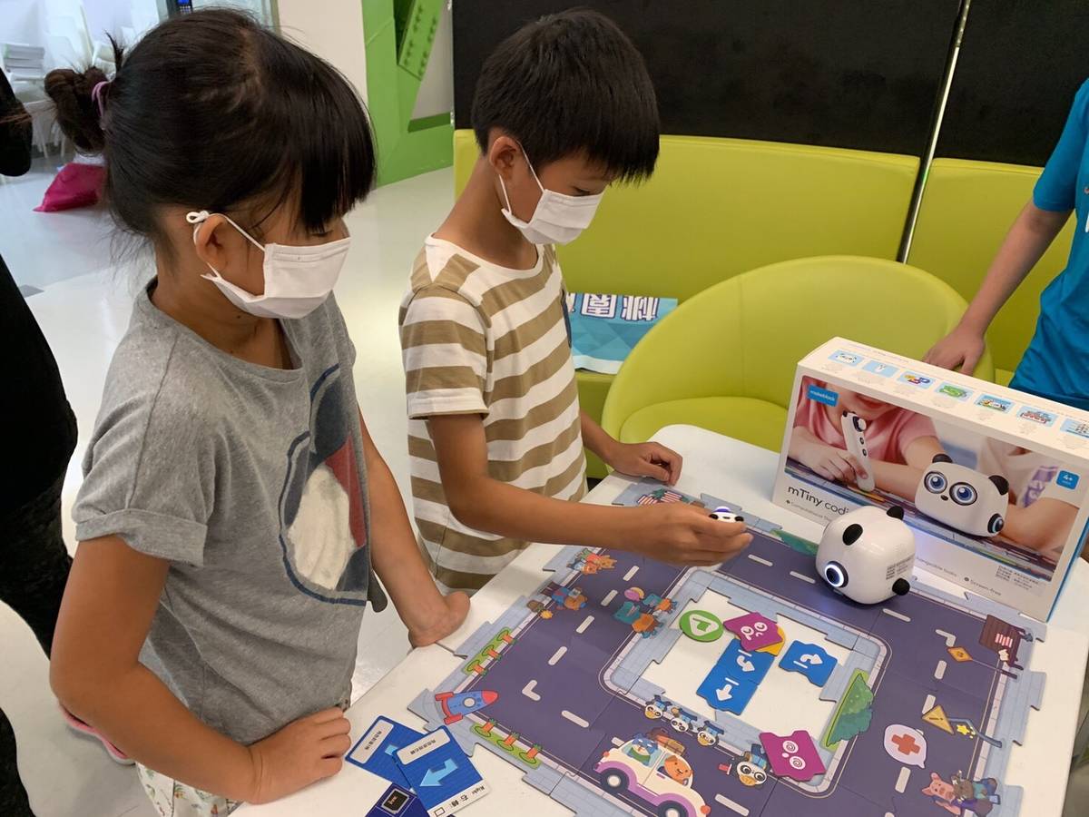 桃園市政府為了推動校園智慧教學與AI人才養成，提升學生運算思維，讓程式教育能夠往下紮根，除養成學生撰寫程式所需的思維基礎，也可運用於所有學科。