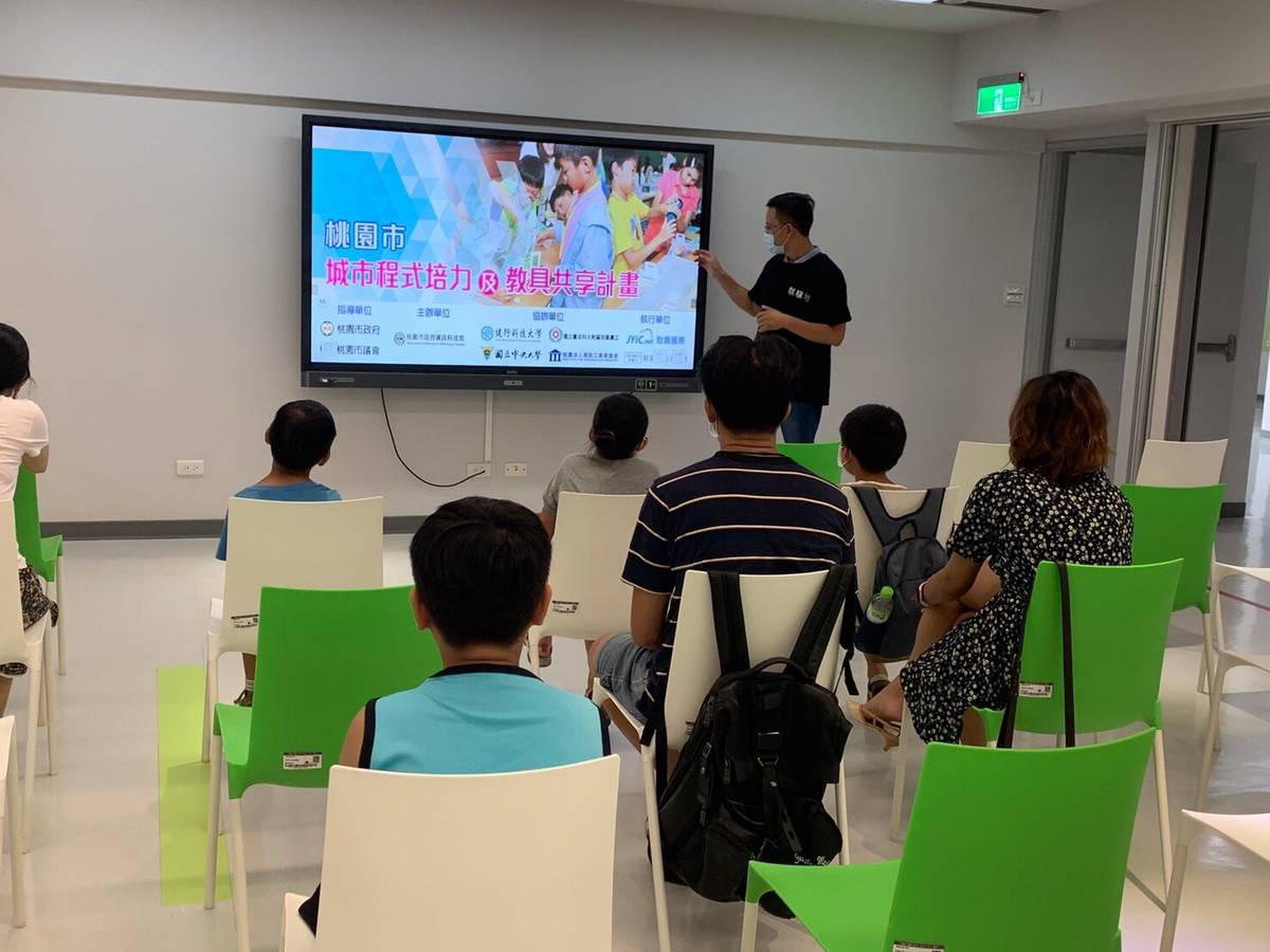 桃園市政府為了推動校園智慧教學與AI人才養成，提升學生運算思維，讓程式教育能夠往下紮根，除養成學生撰寫程式所需的思維基礎，也可運用於所有學科。