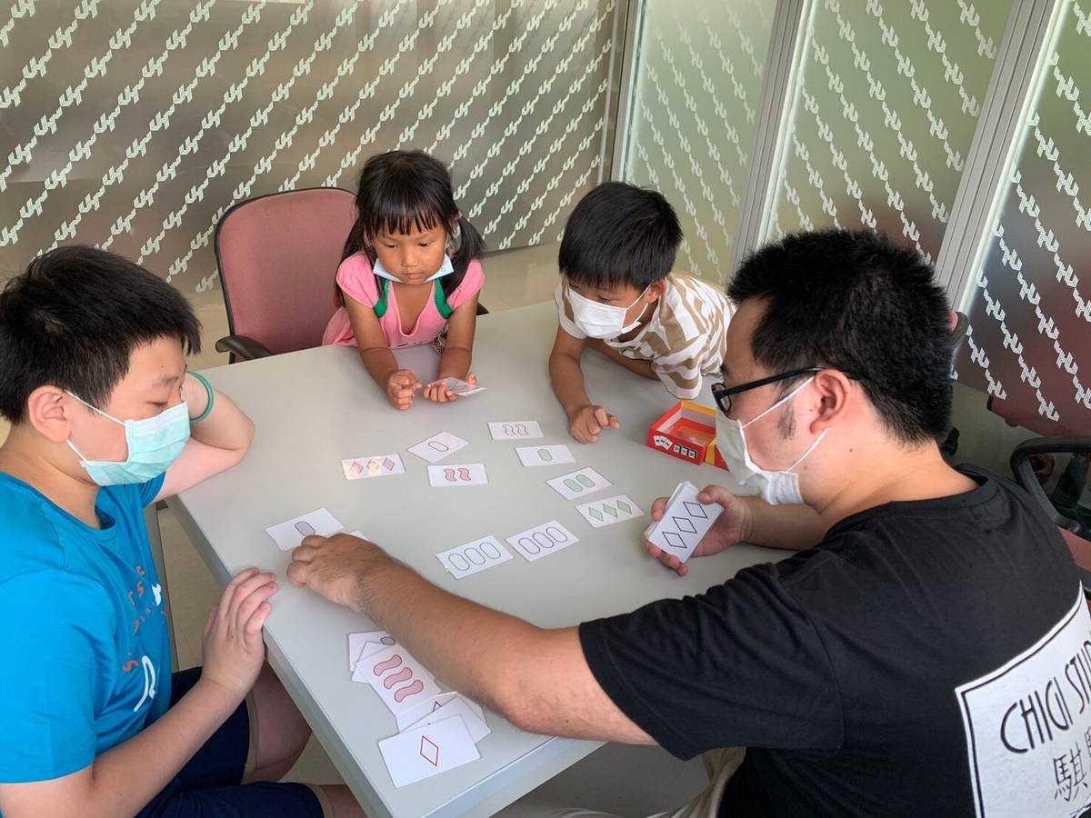 桃園市政府為了推動校園智慧教學與AI人才養成，提升學生運算思維，讓程式教育能夠往下紮根，除養成學生撰寫程式所需的思維基礎，也可運用於所有學科。