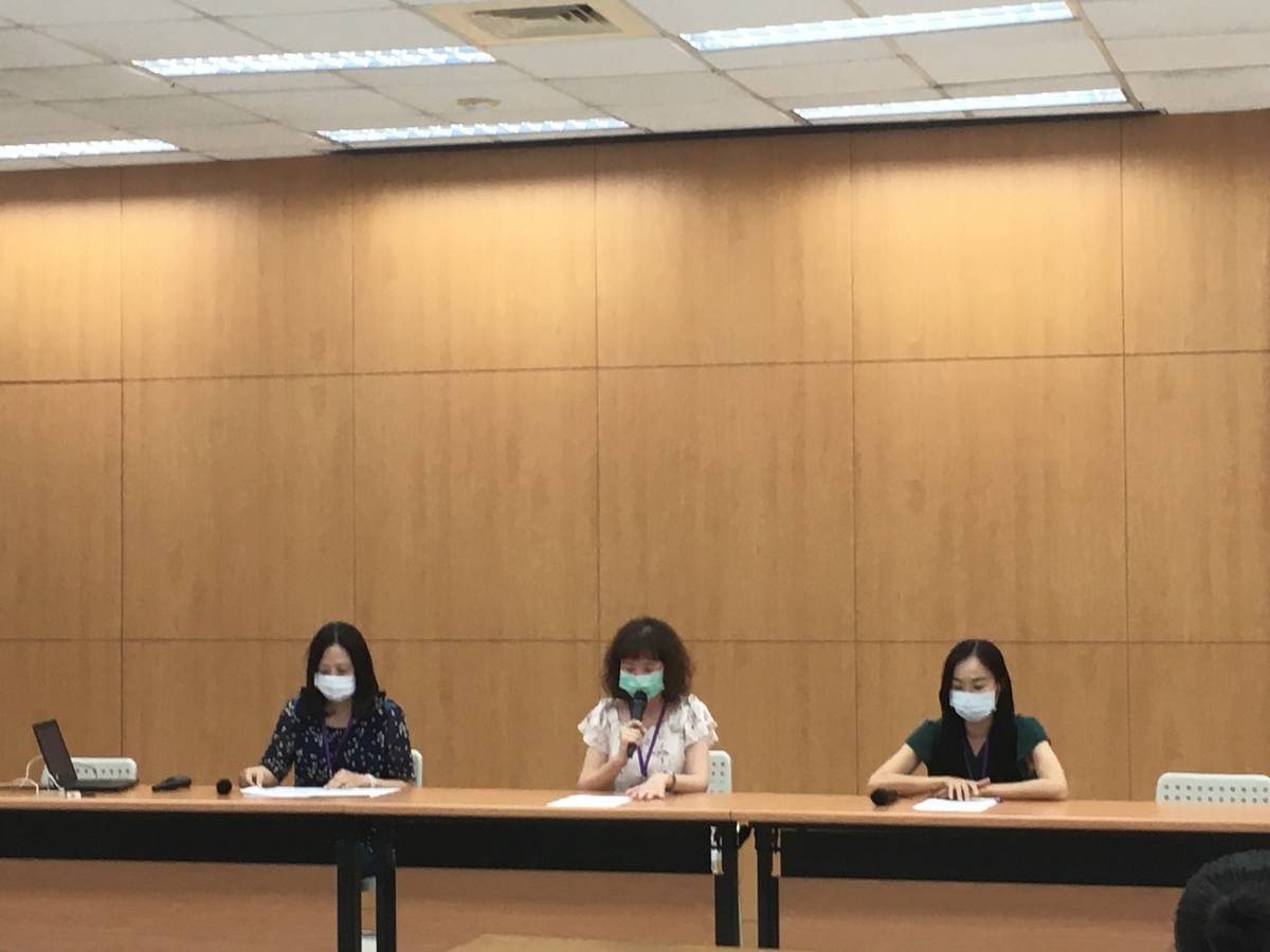 台北市高中公民與社會科教師群指出，今年考題以第三、五、六冊出現的題數最多，且五、六測命題不難，只要理解課程基本內容就可進行判讀作答，將有利於跨組考生。