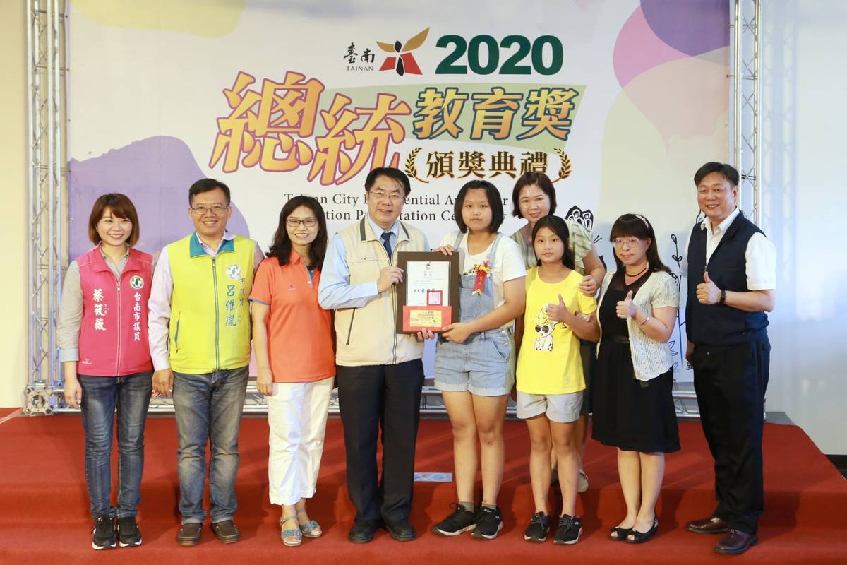 黃偉哲市長表揚14位獲總統教育獎學生
