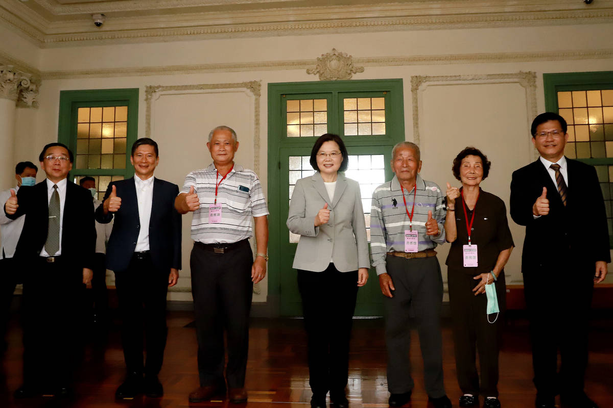 國立臺灣博物館館長洪世佑(左起)、文化部長李永得、匠師董添益、總統蔡英文、匠師蘇清良夫婦、交通部長林佳龍合影(文化部提供)。