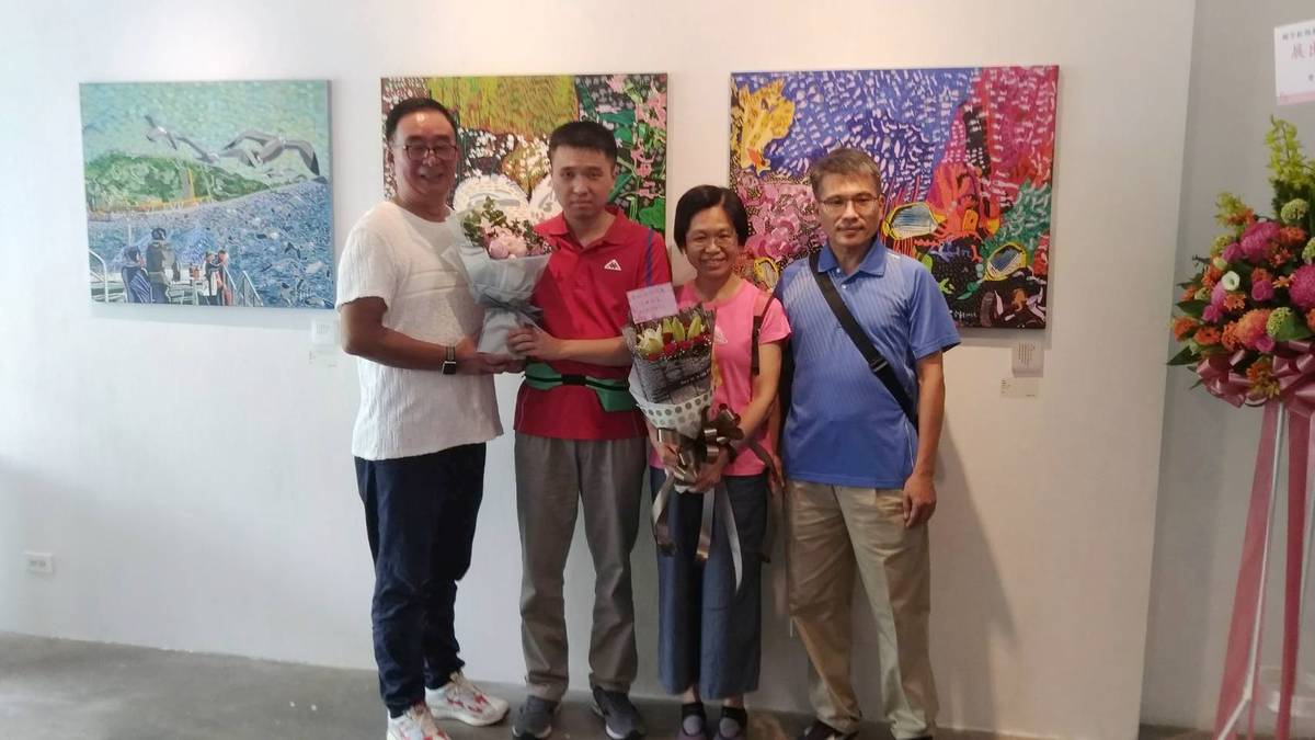 臺灣身心障礙藝術發展協會理事長吳春山與作者謝宇軒等人合影