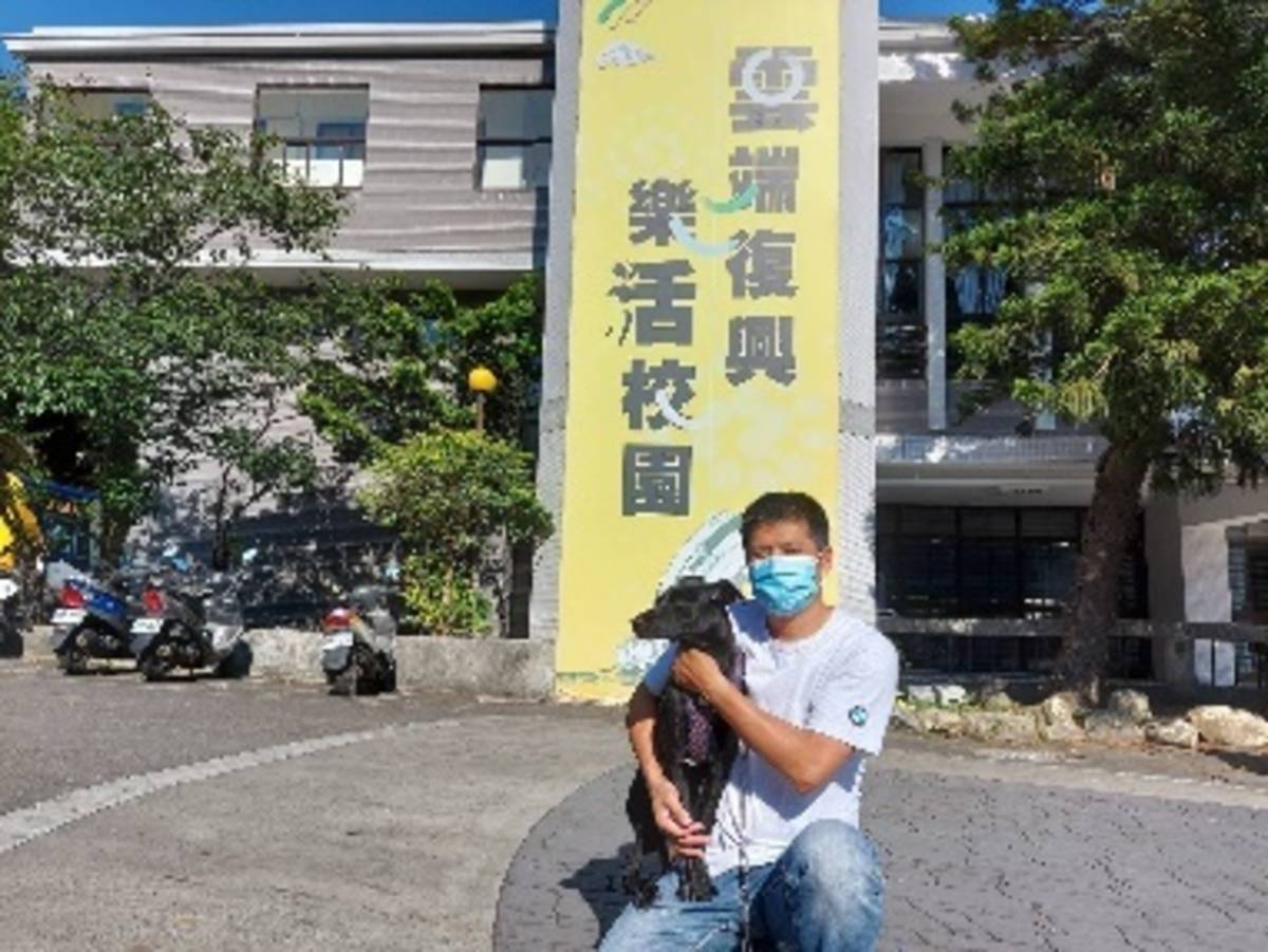 復校長與黃博明主任。