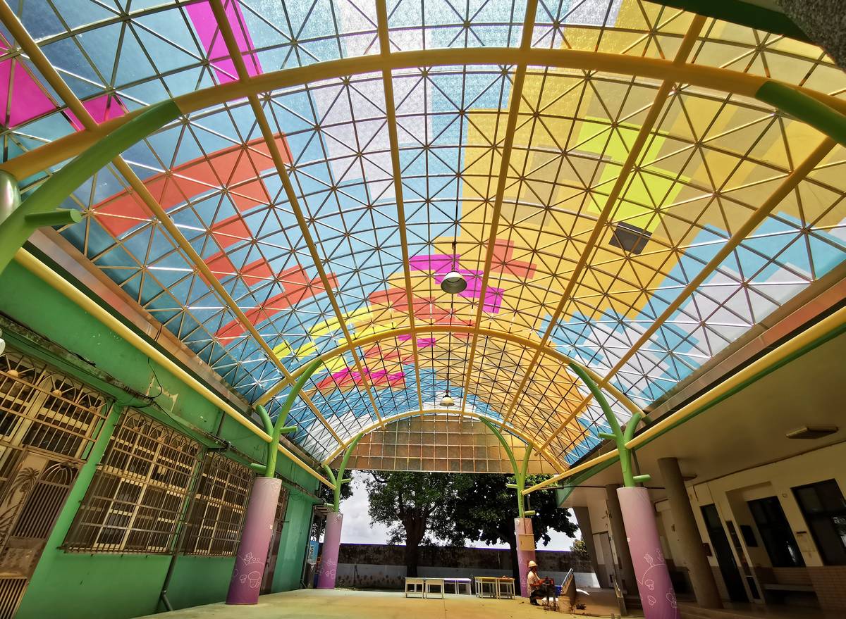 彰化縣竹塘鄉民靖國小以畢業生設計圖樣製作彩色遮雨採光罩