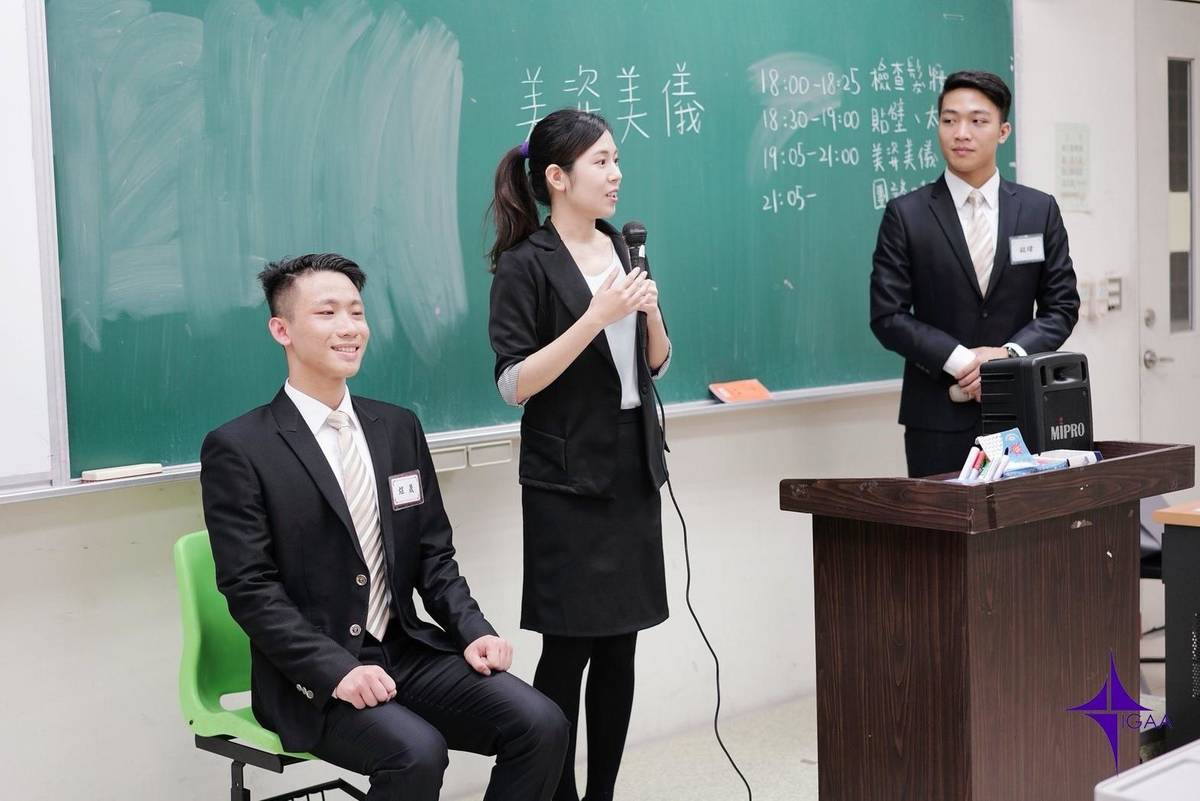 連男生也要美姿美儀的訓練。