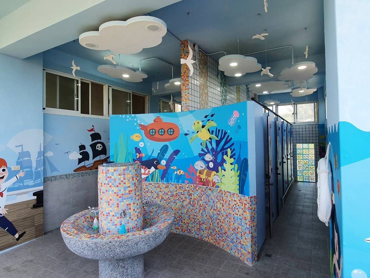 富山國際教育實驗小學打造雙語智慧校園，就連廁所都是智慧學習場域，不僅明亮通風、充滿色彩童趣，還能用智慧手機進行英語AR學習闖關體驗。