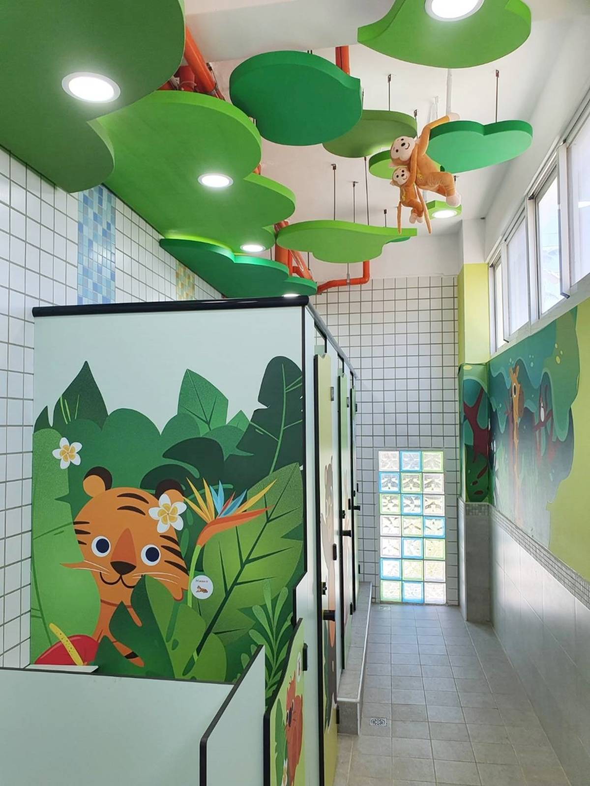 富山國際教育實驗小學打造雙語智慧校園，就連廁所都是智慧學習場域，不僅明亮通風、充滿色彩童趣，還能用智慧手機進行英語AR學習闖關體驗。