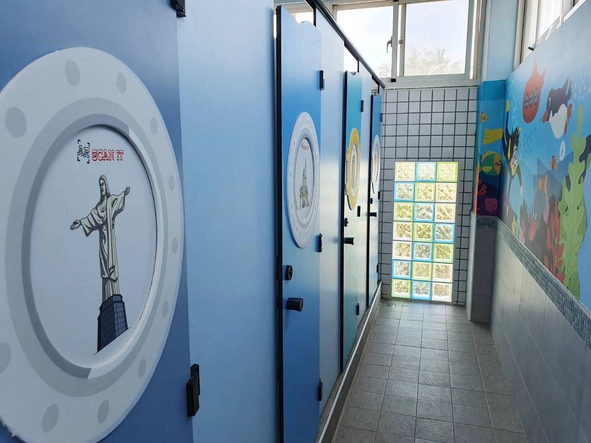 富山國際教育實驗小學打造雙語智慧校園，就連廁所都是智慧學習場域，不僅明亮通風、充滿色彩童趣，還能用智慧手機進行英語AR學習闖關體驗。