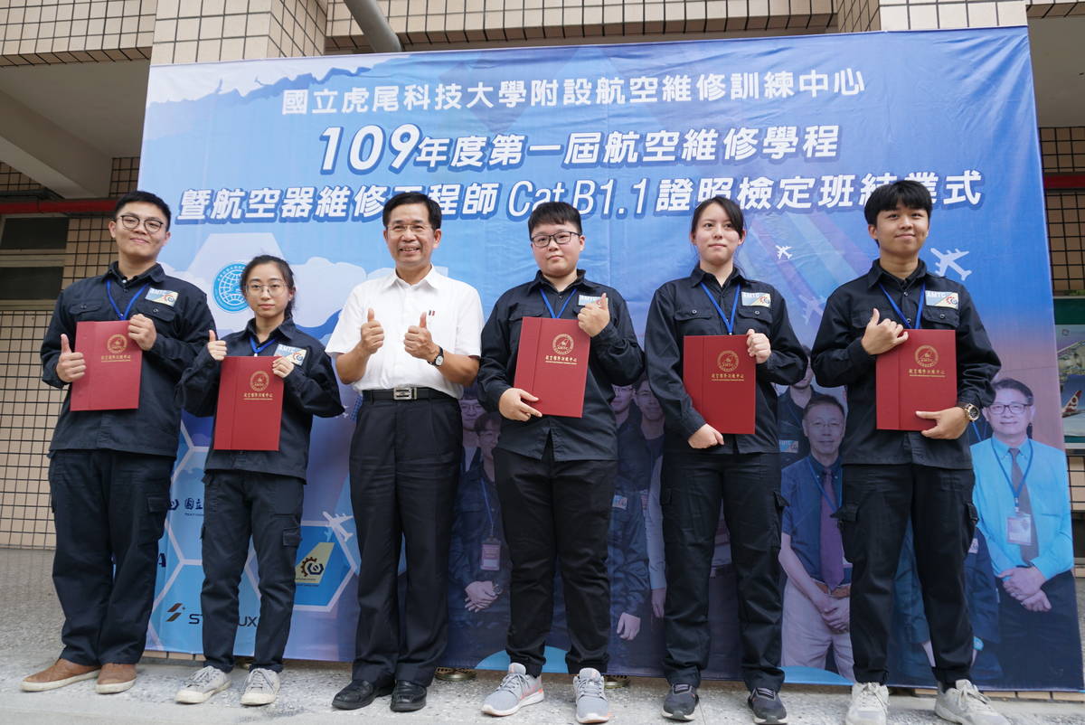 教育部潘文忠部長親自將結業證書頒予結業同學 (照片:虎尾科大提供)