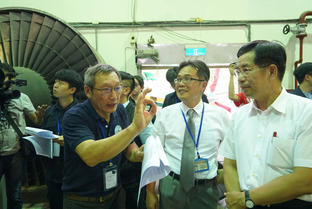 教育部潘文忠部長參觀虎尾科大航空訓練中心並了解學生上課及實習過程 (照片:虎尾科大提供)