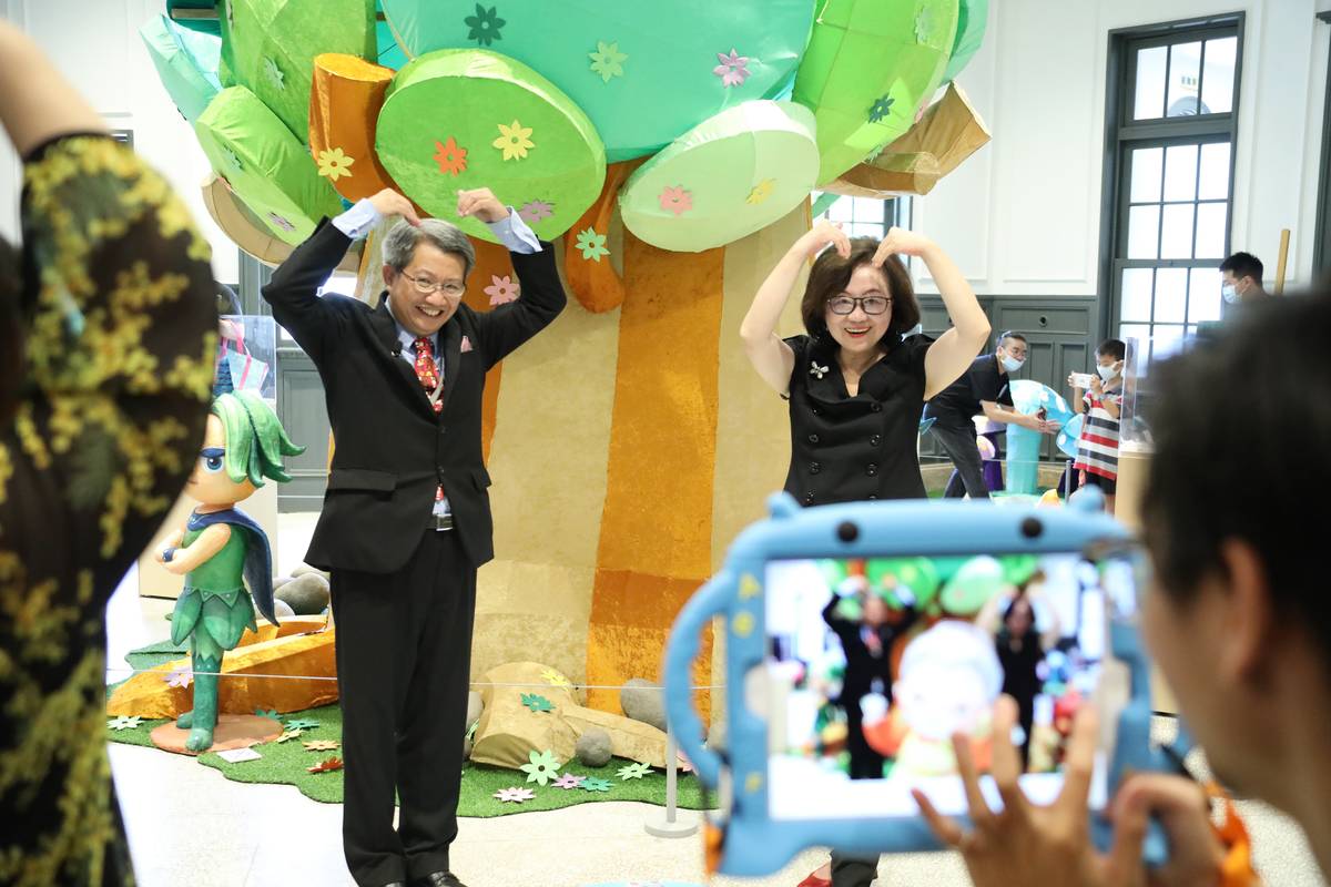 公共電視董事長陳郁秀(右)與館長潘襎(左)開心體驗AR闖關遊戲