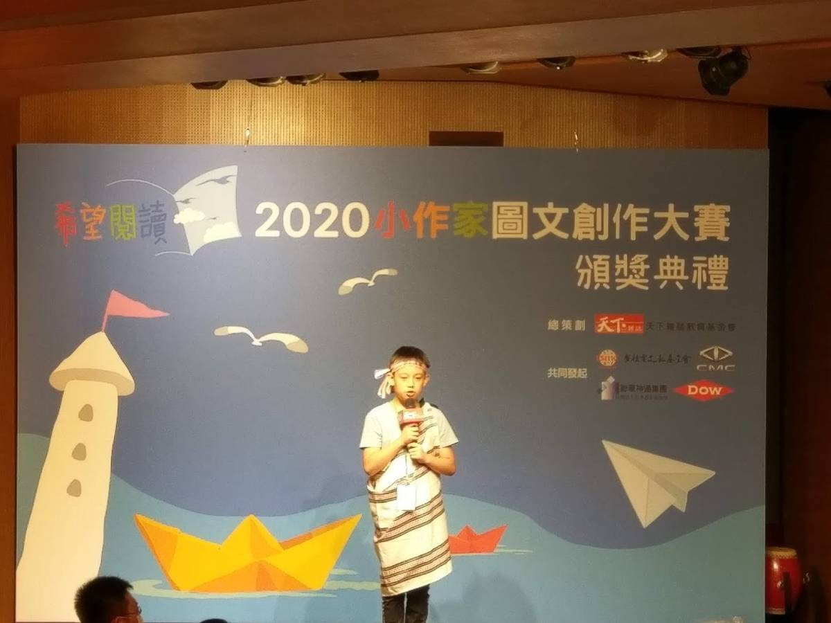 南投親愛國小萬大分校的高恩佐同學發表他的作品「我愛吃」，幽默的口吻引起觀眾的共鳴