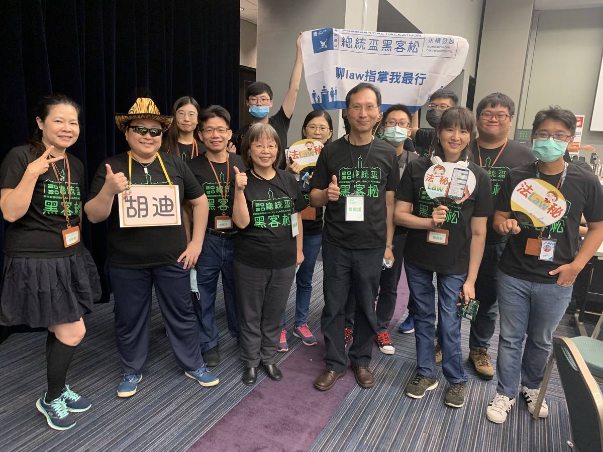 教育部與法務部合作，推出「聊law指掌我最行」。