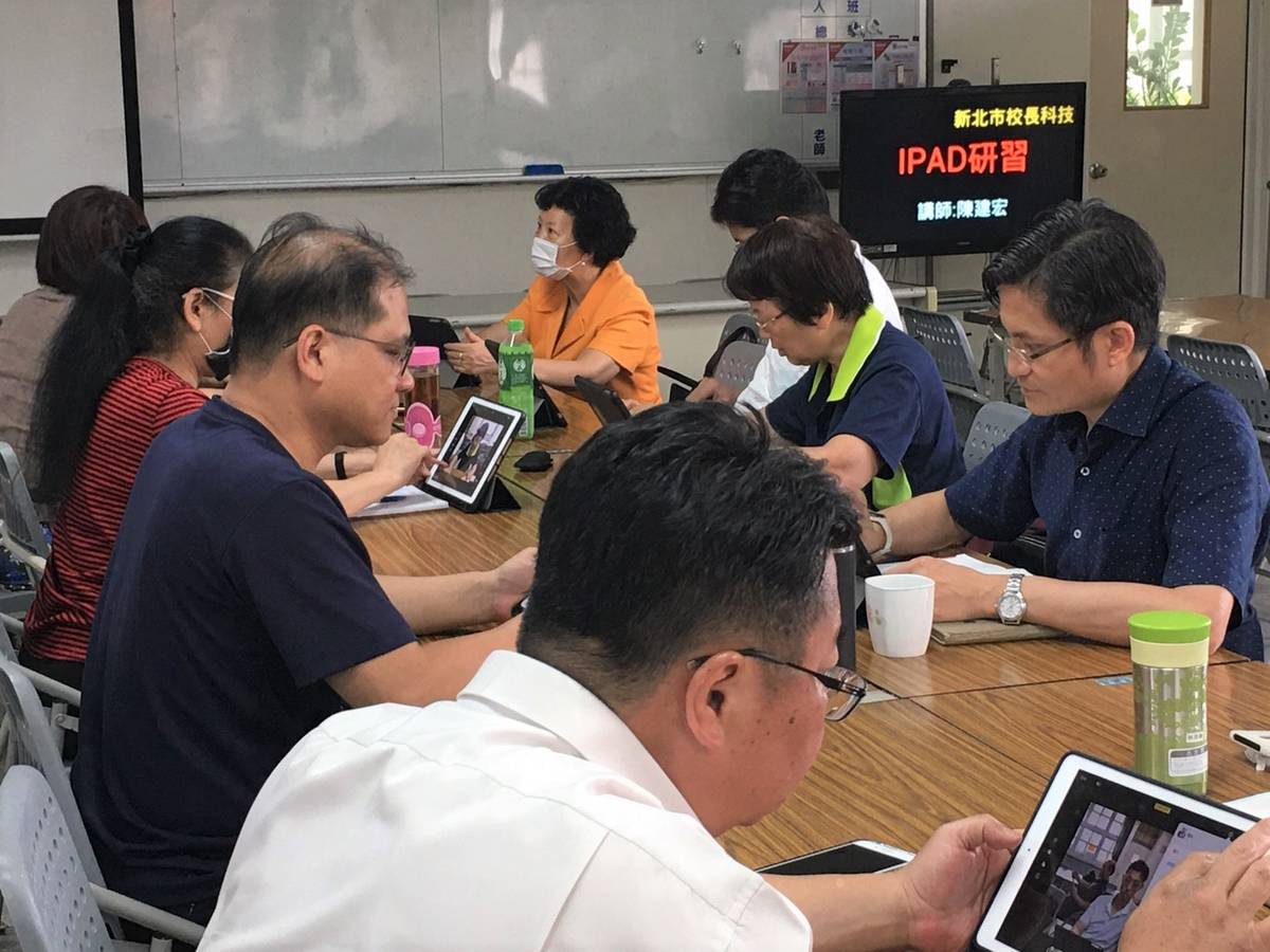 iPad研習校長學習情形。