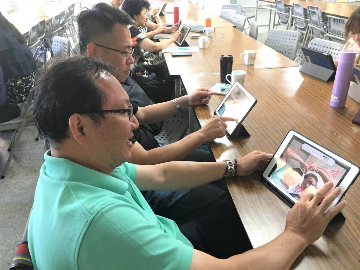 校長利用imovie學習剪輯。