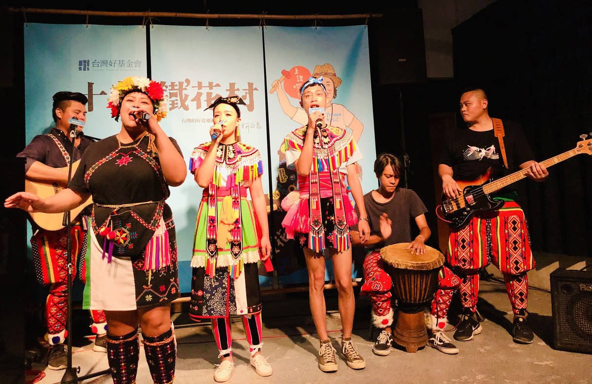 發熱帶樂團現場表演，感謝大家對鐵花村的支持。