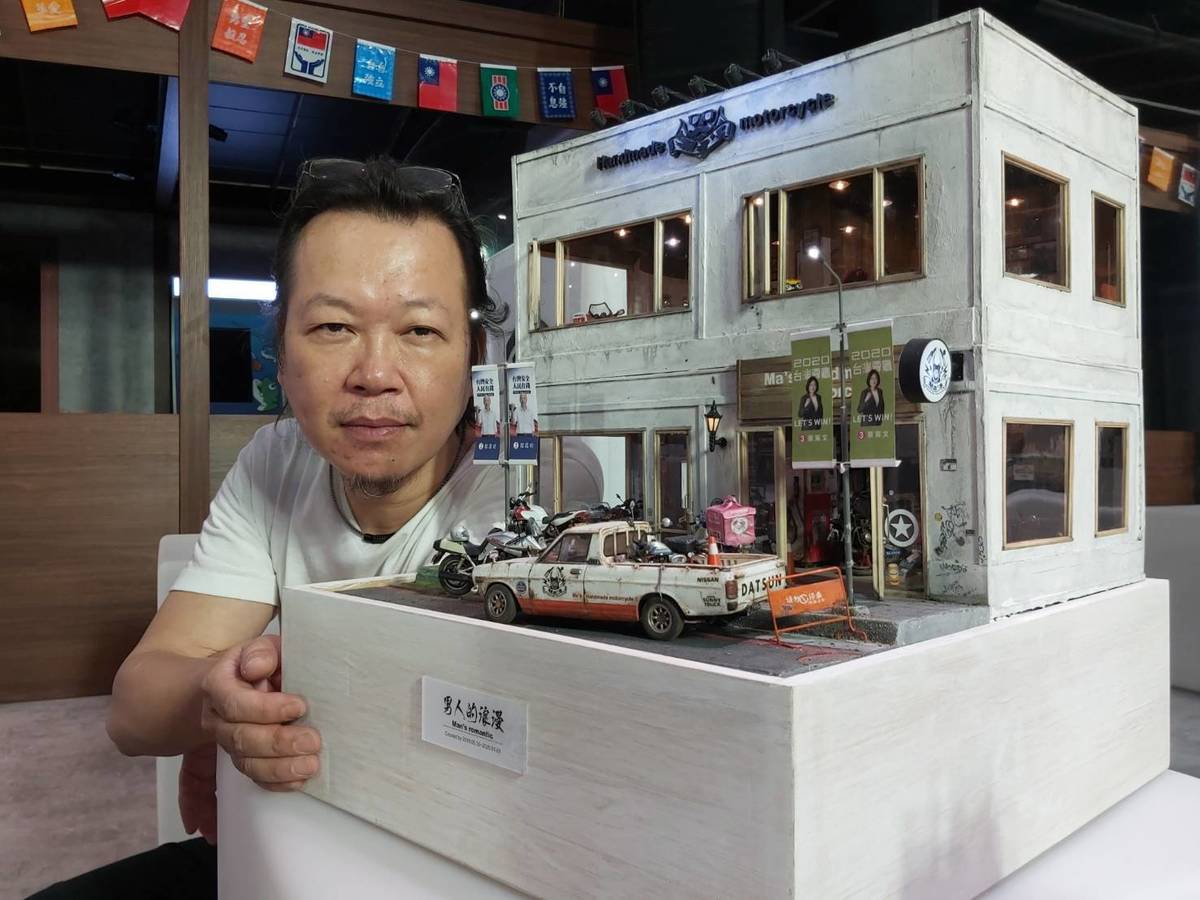 微縮模型師鄭鴻展與他的作品「男人的浪漫」。