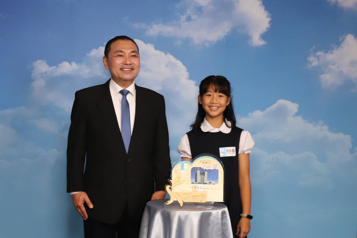 插角國小王子綾獲特殊展能市長獎與市長合影。