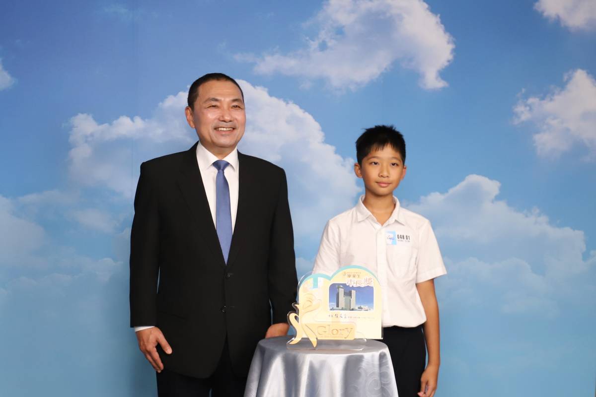 插角國小王子豪獲學業優良市長獎與市長合影。