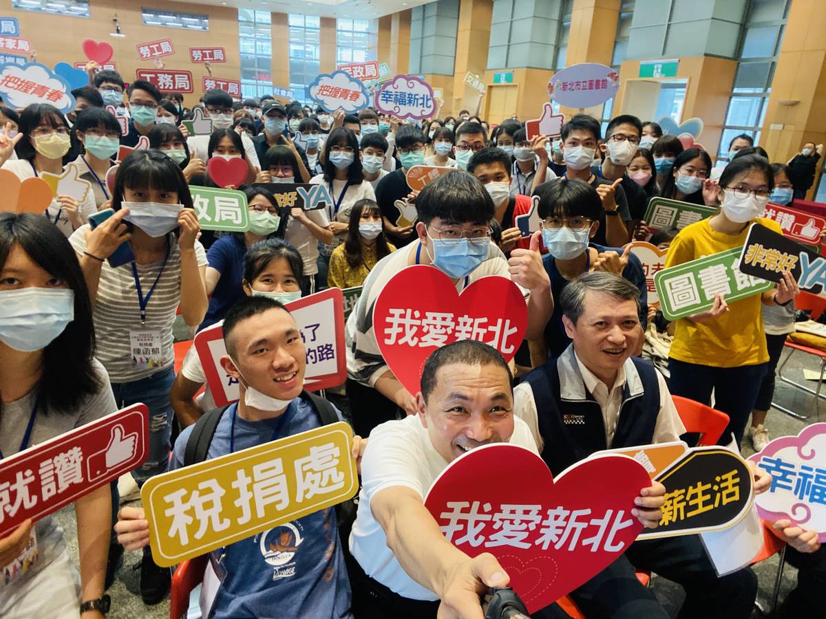 市長演講後與現場青年自拍合影。