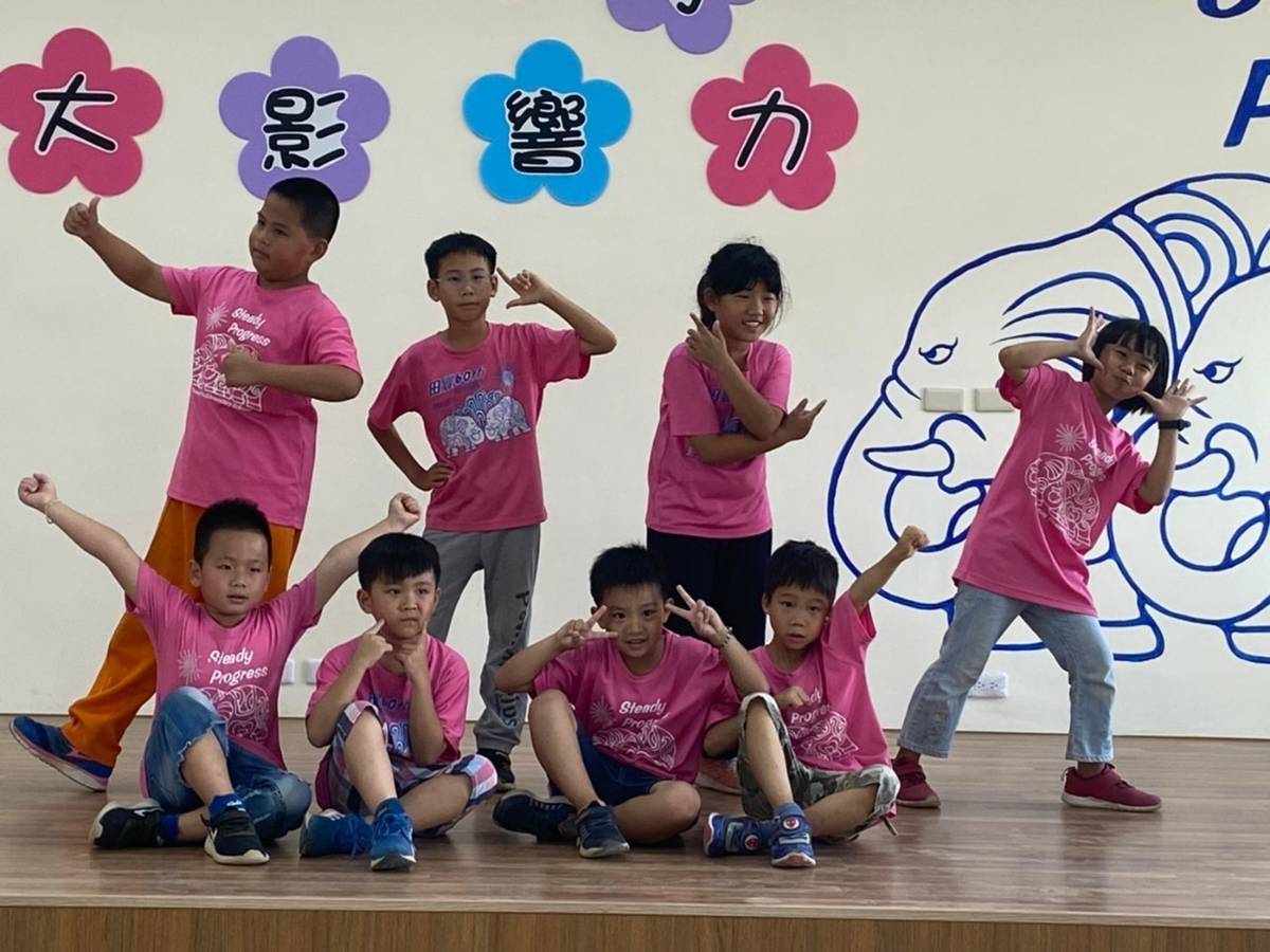 南投縣田豐國小同學們舞臺表演