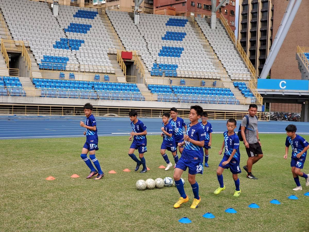 選手們在球場上練習（圖片來源：臺中市教育局）