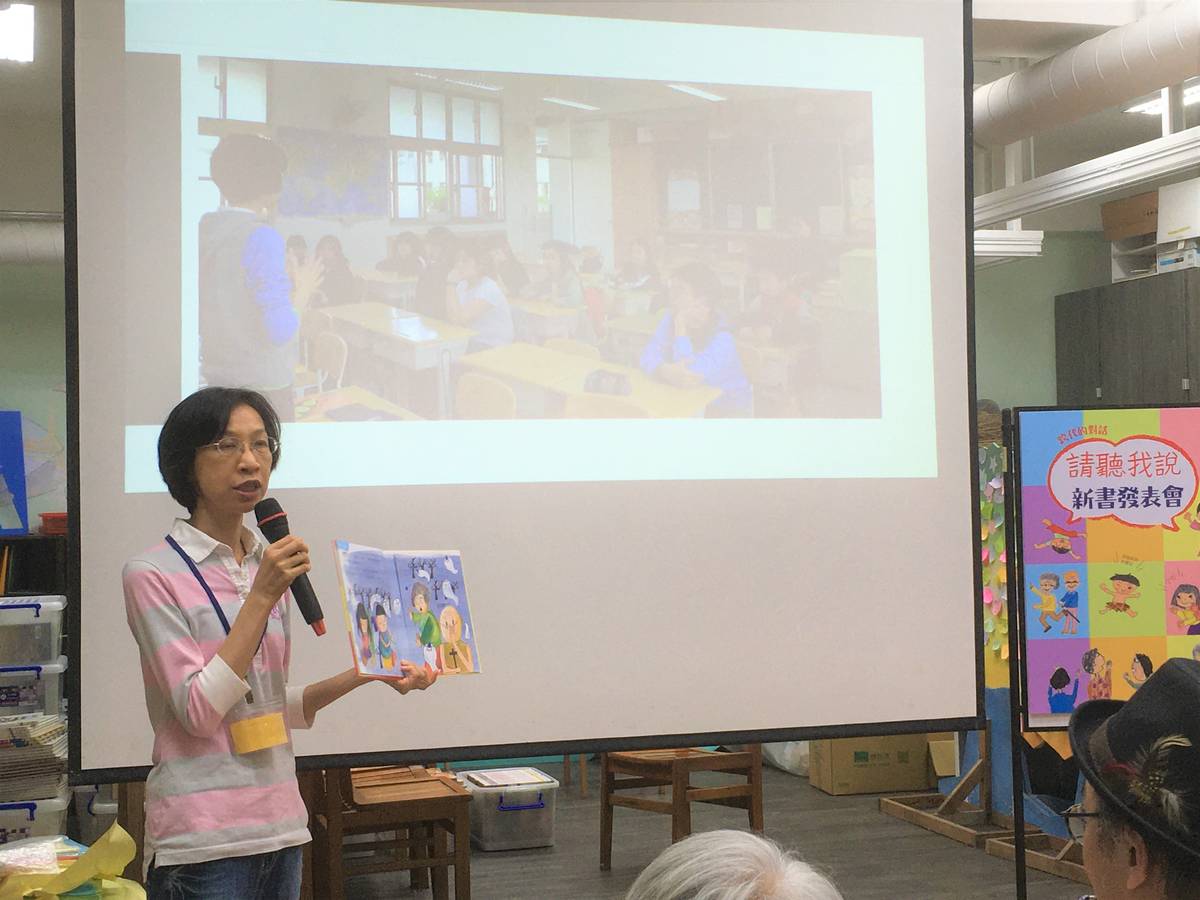 負責指導學生將文字化為圖像，再製作成繪本的插畫家鄭淑芬說，最困難的是繪本中向右翻頁的巧思。