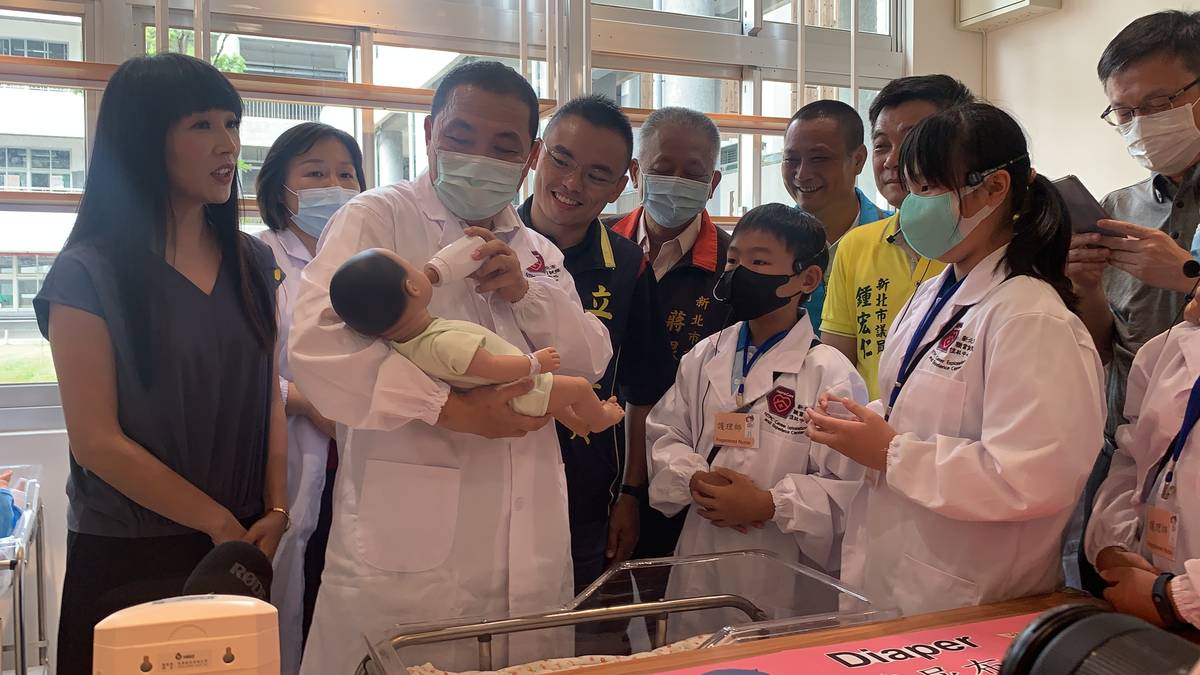 新北市長侯友宜親自到佳林國中出席啟用典禮，跟學生一起體驗幫電子嬰兒換尿布、餵奶、拍嗝。