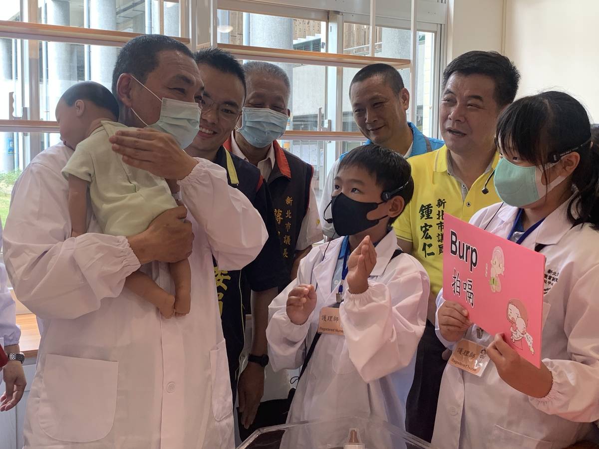 新北市長侯友宜親自到佳林國中出席啟用典禮，跟學生一起體驗幫電子嬰兒換尿布、餵奶、拍嗝。
