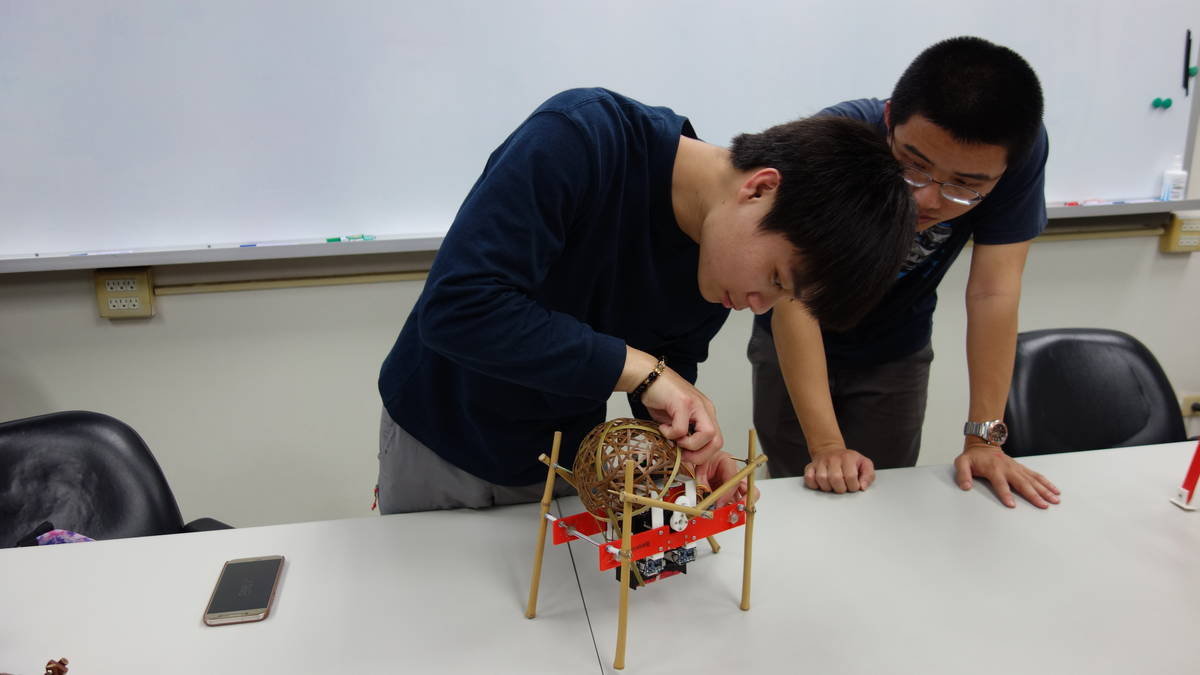 虎尾科大學生互相交流傳承並協助M型機構的組裝過程
