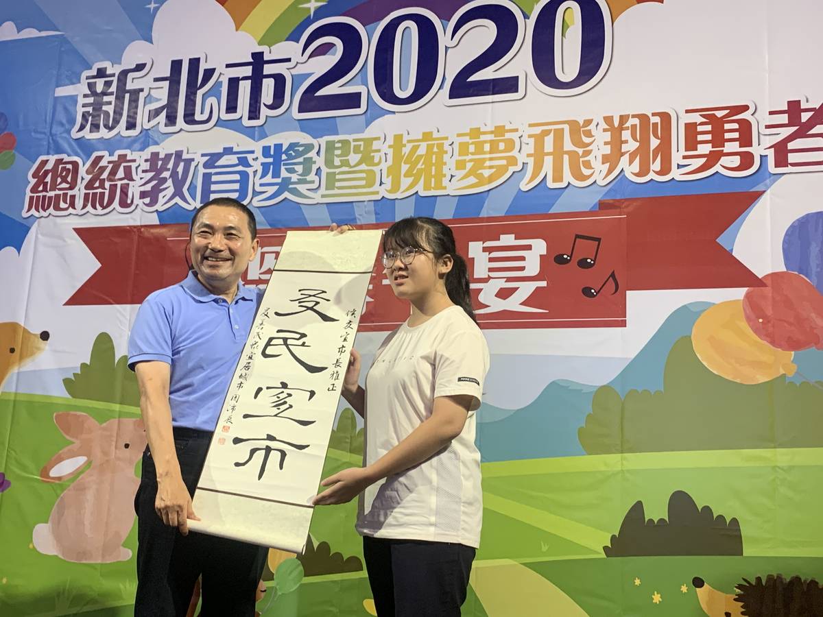 周沛辰寫得一手好書法，特別獻上「友民宜市」四個字，讓市長滿是感動。