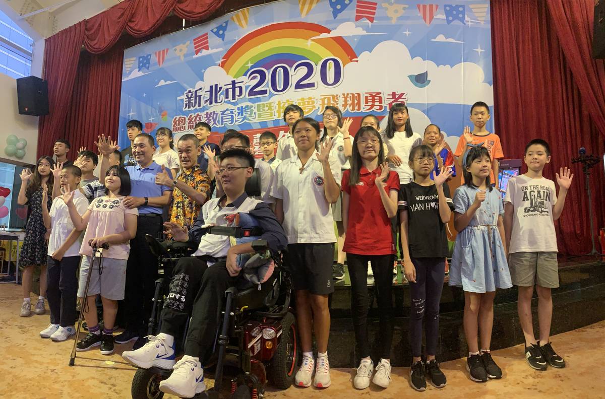 新北市今天舉辦總統教育獎暨擁夢飛翔勇者溫馨午宴。