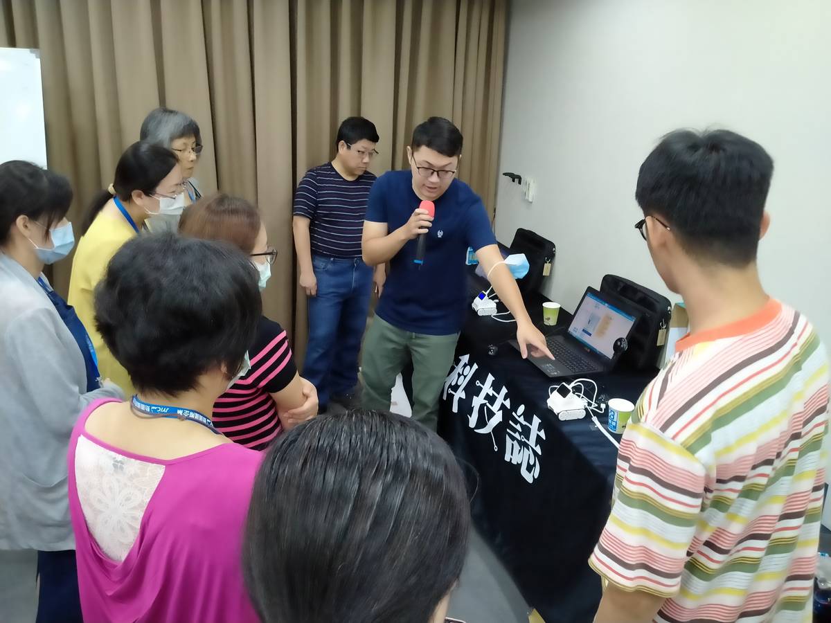臺北市私立金甌女子高級中學聘請專業講師，帶領老師直接自己DIY額溫槍。