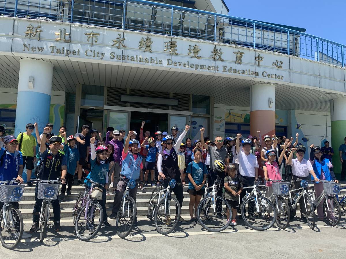 新北市副市長與米倉國小親師生一起在八里左岸自行車道騎乘單車。